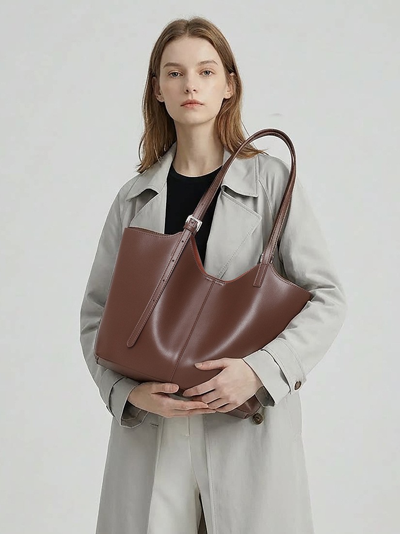 Structured Leather Day Tote - handle detail