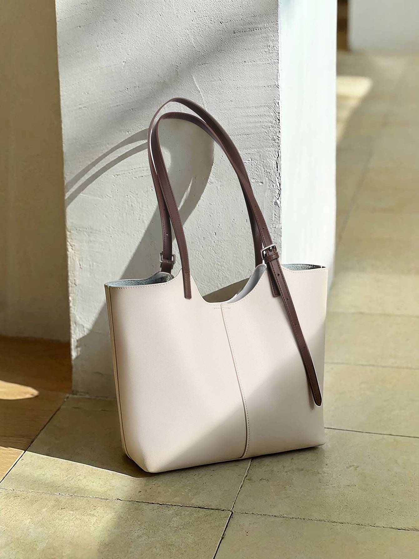 Structured Leather Day Tote - scale view