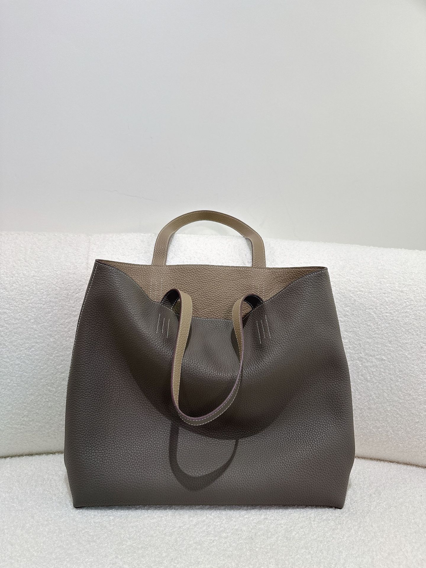 Reversible Grain Leather Tote - scale view